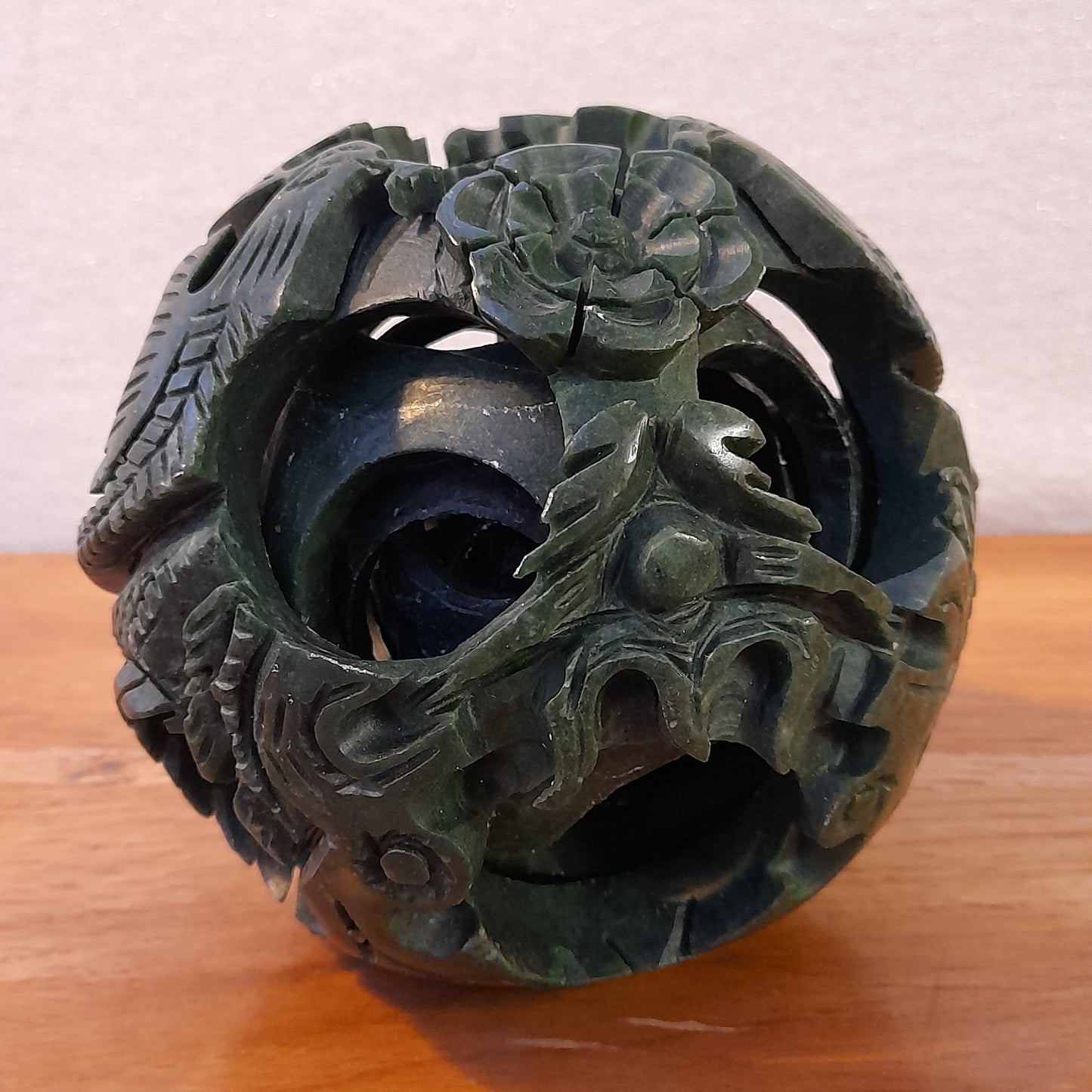 STUNNING ANTIQUE CHINESE HAND CARVED 6 LAYER HARDSTONE JADE COLOURED PUZZLE BALL
