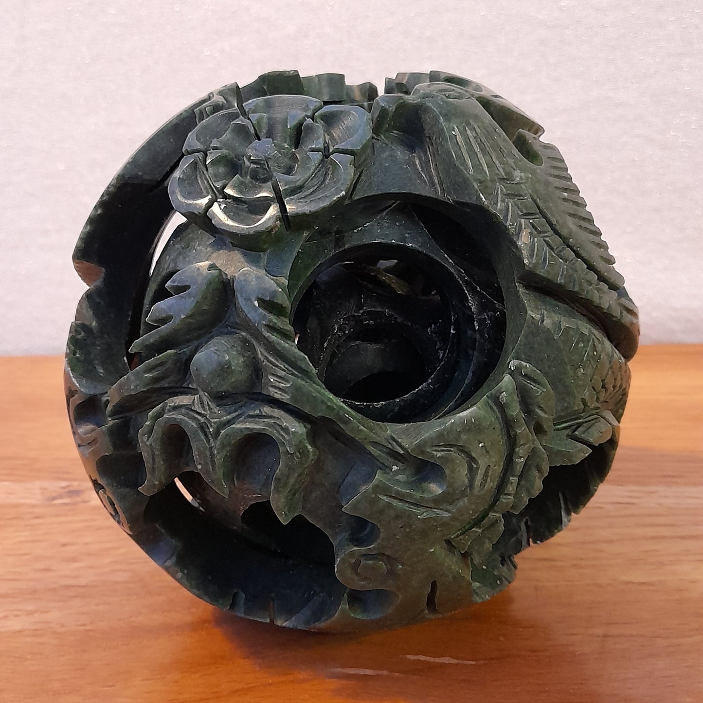 STUNNING ANTIQUE CHINESE HAND CARVED 6 LAYER HARDSTONE JADE COLOURED PUZZLE BALL