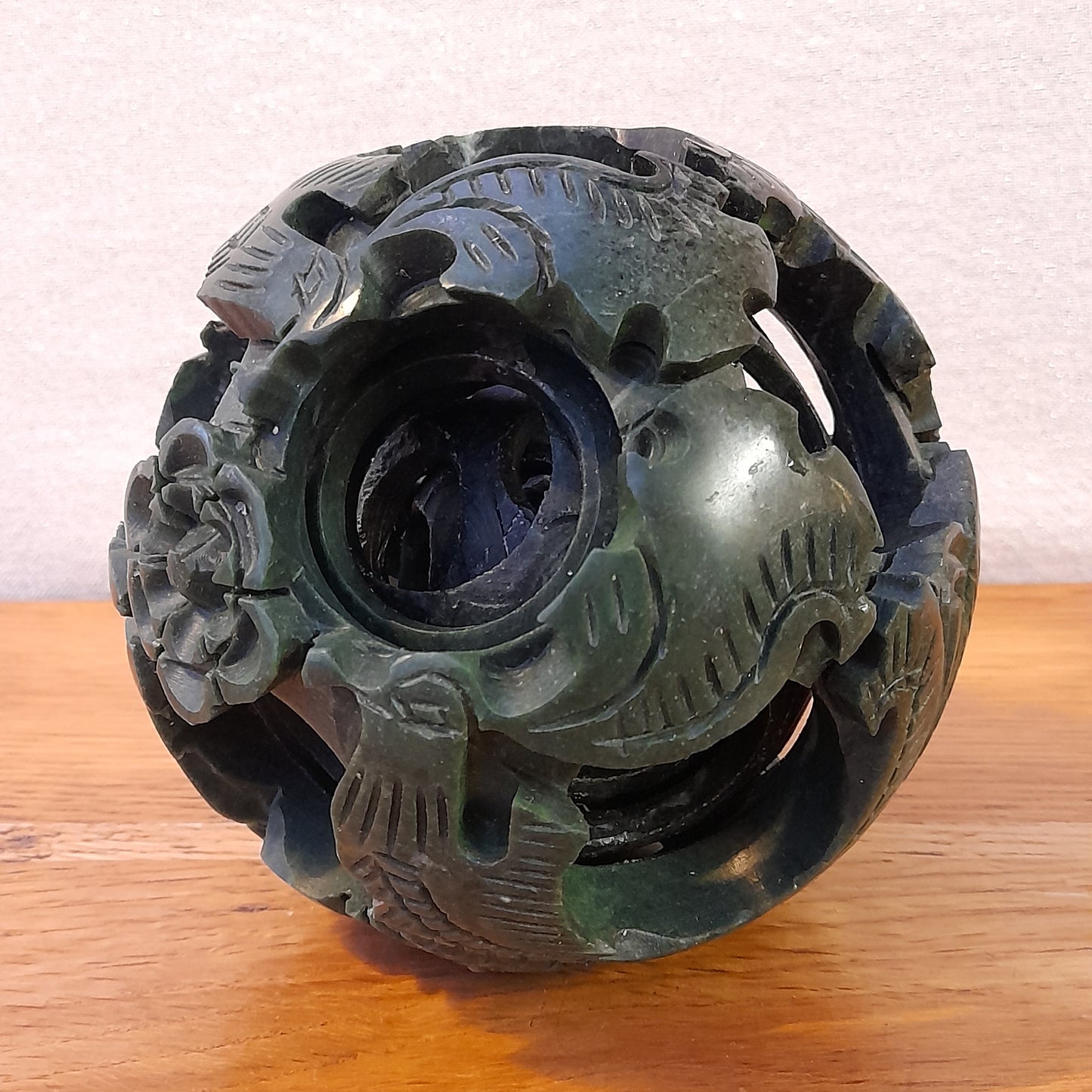 STUNNING ANTIQUE CHINESE HAND CARVED 6 LAYER HARDSTONE JADE COLOURED PUZZLE BALL